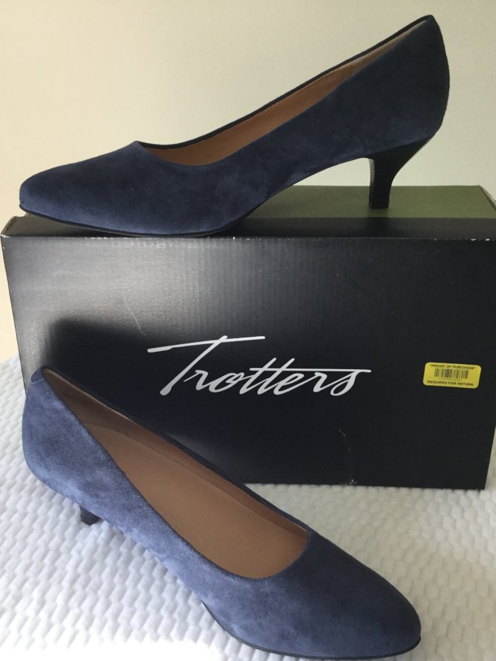 Trotters Women Size 9 Kitty Heels Navy Suede Leather 1.5 in. heel.